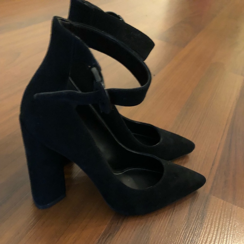 Suede black Kendall + Kylie pointed tow heels